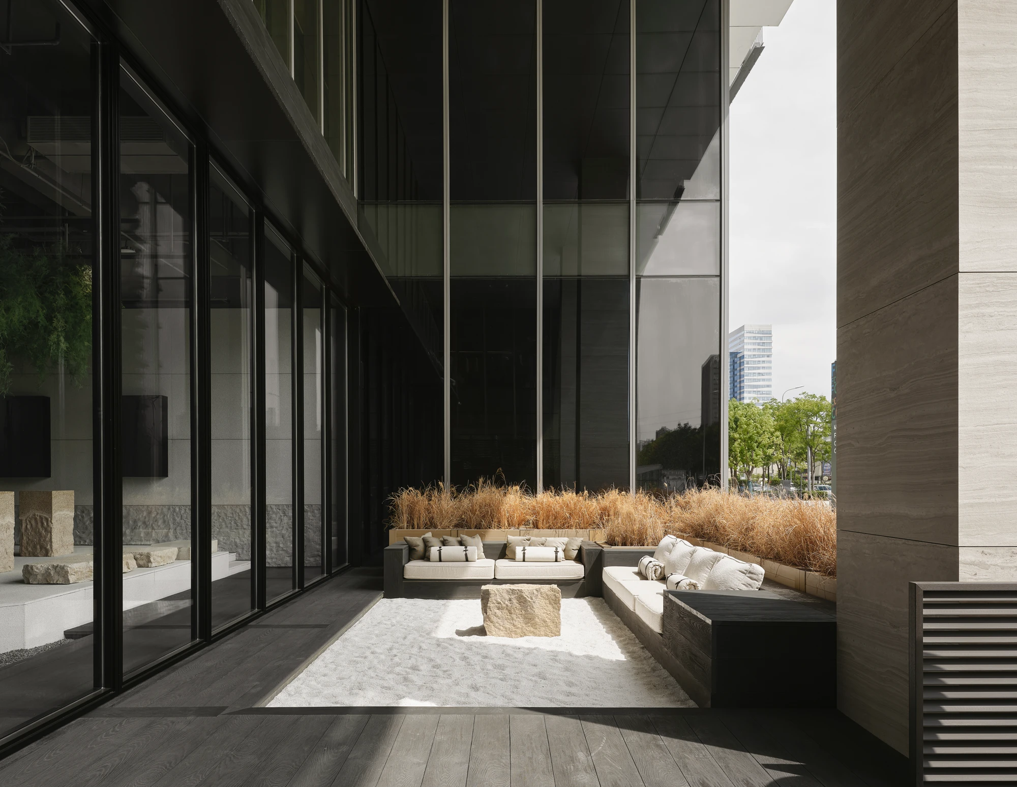 LINEA decking — изпълнен декинг от колекцията Showroom Project